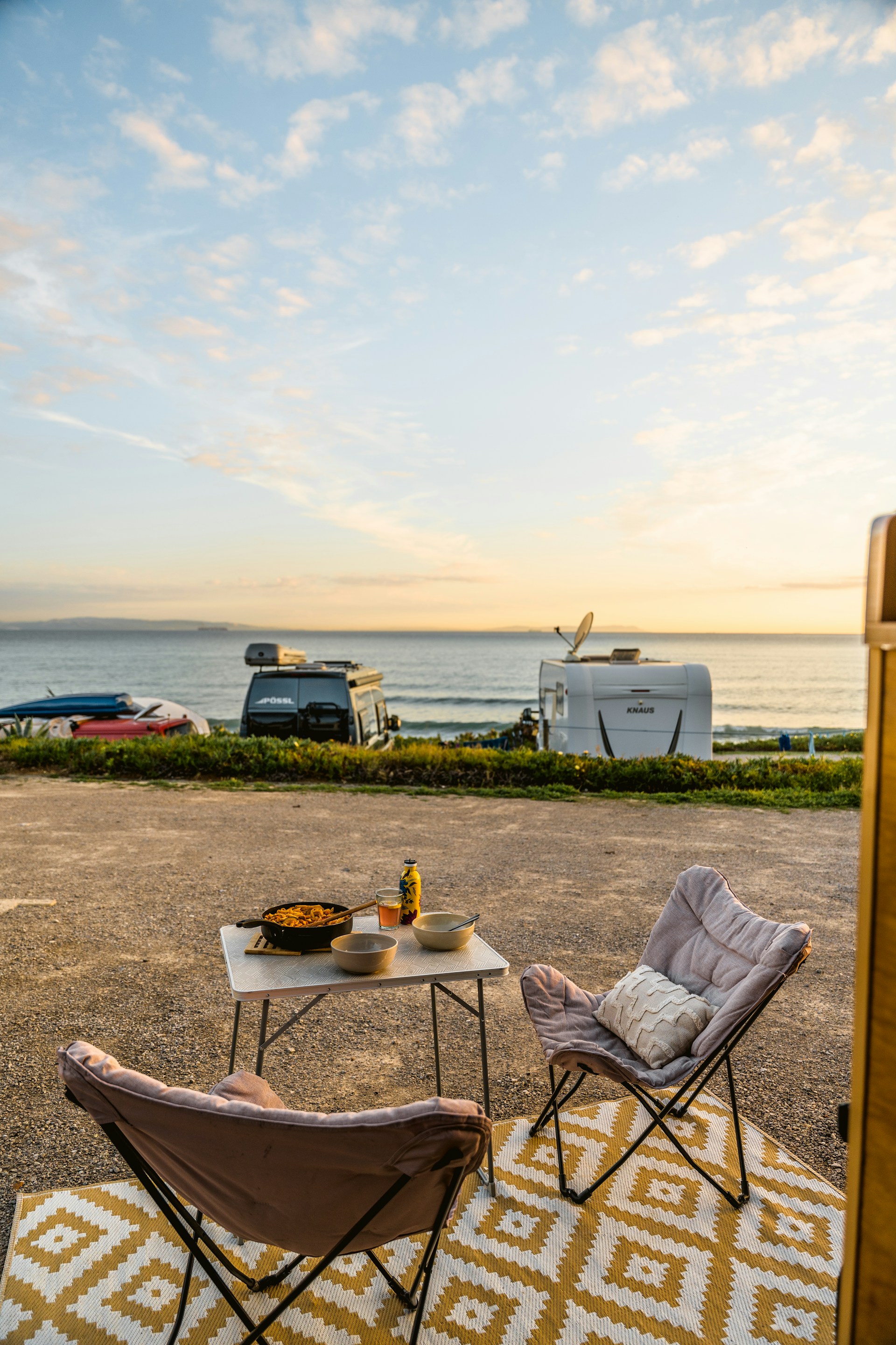 Autocaravanas junto al mar con zona exterior